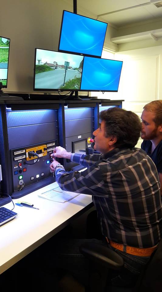 Zanayê Kurd Ebdilselam Hesen di dema berdana mûşeka (Glenn 2) ber bi ezman ve li navenda kontrolkirinê li Nerwicê