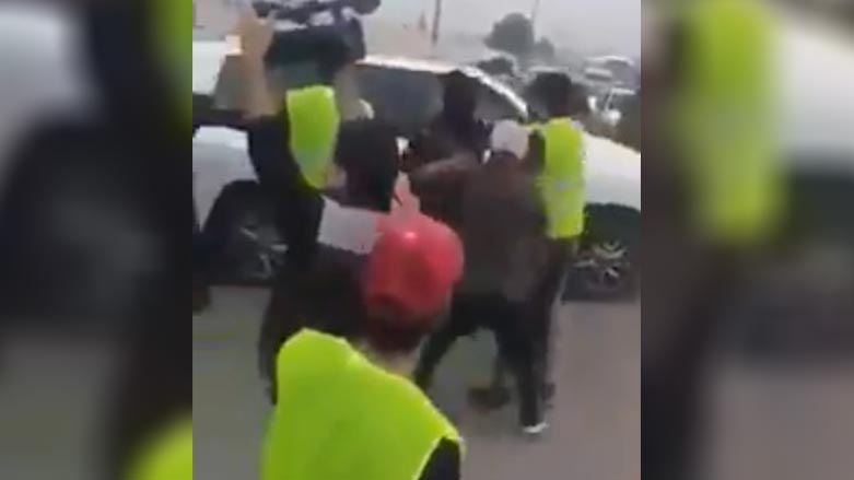 به‌ ڤيديۆ.. پارێزگارى به‌سره‌ هێرش ده‌كاته‌ سه‌ر هاووڵاتييه‌كى خۆپيشانده‌ر