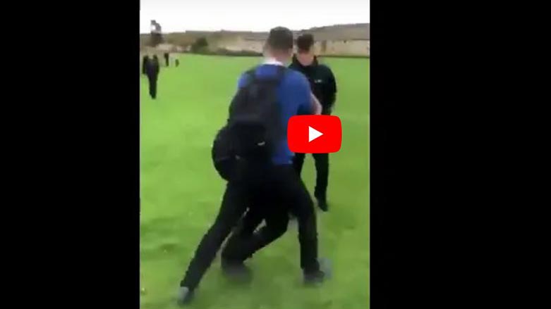 به‌ ڤيديۆ.. قوتابييه‌كى به‌ريتانى ده‌يه‌وێت منداڵێكى په‌نابه‌رى سووريا بخنكێنێت