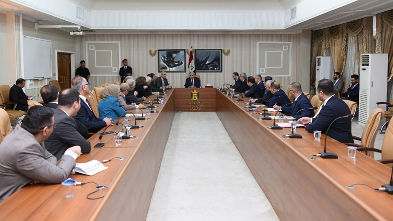 حسين خلال اجتماع مع طاقم وزارته ببغداد (صورة: وزارة المالية)