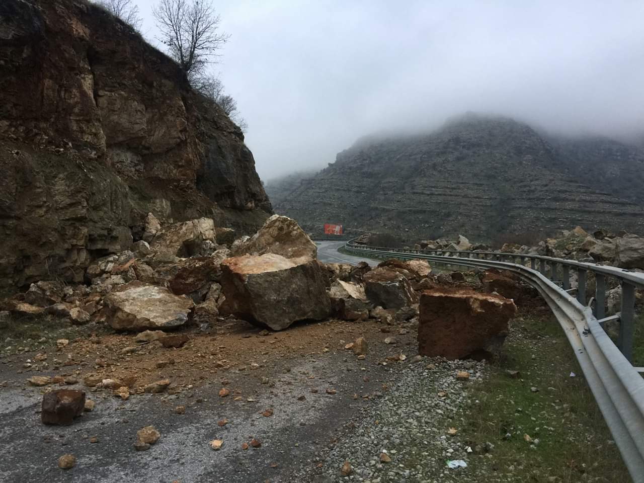 Following heavy rains, rocks could be seen blocking busy roads in the Kurdistan Region's Erbil Province, Dec. 10, 2018. (Photo: Kurdistan 24)