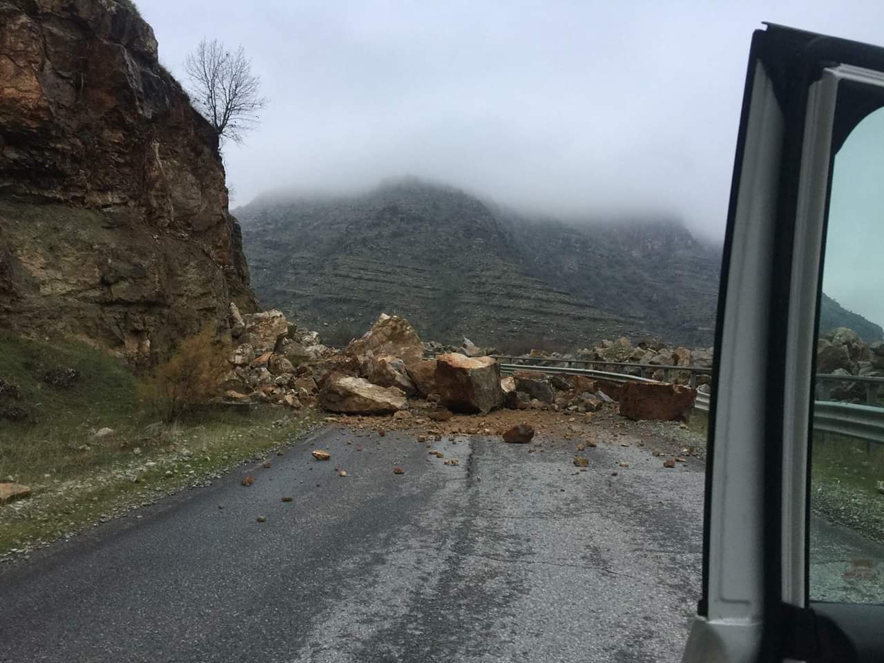 Following heavy rains, rocks could be seen blocking busy roads in the Kurdistan Region's Erbil Province, Dec. 10, 2018. (Photo: Kurdistan 24)
