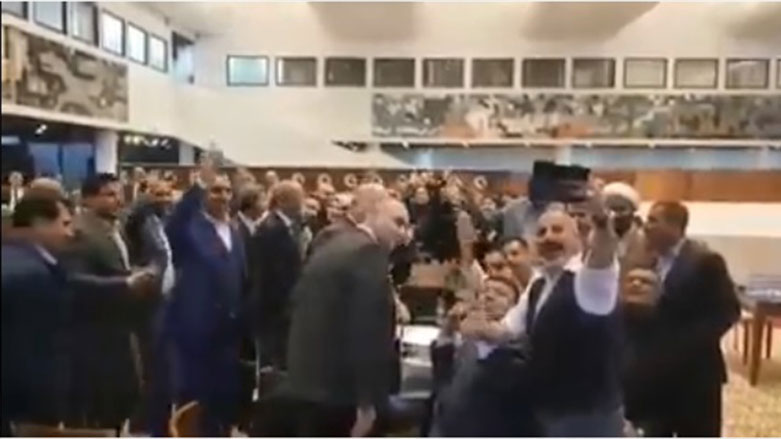 به‌ڤیدیۆ.. ئه‌وانه‌ی بایكۆتی دانیشتنی په‌رله‌مانیان كرد له‌خۆشیان سێڵفی ده‌گرن