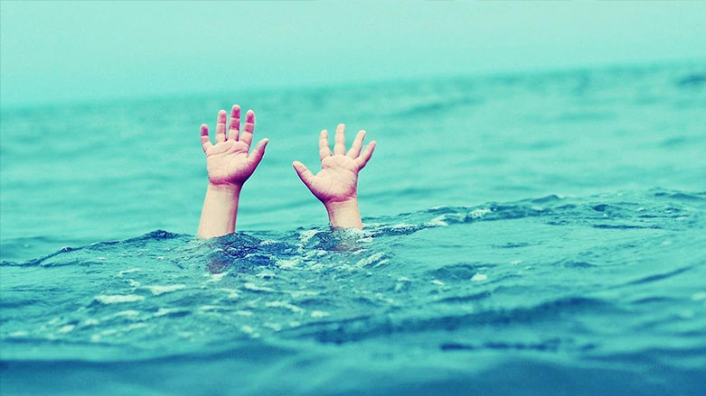 ڤیدیۆ.. دوو منداڵه‌كه‌ی به‌ده‌ستی خۆی خنكاند