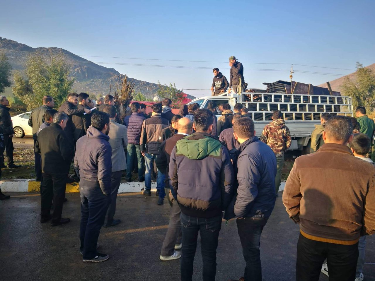 Protesters from the village of Sarkapkan block of the main road to Rania over low electricity supply on Dec. 19, 2018. (Photo: social media)