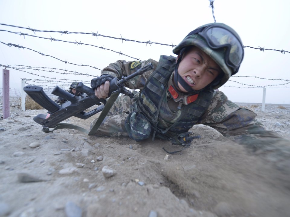 یک سرباز خلق چین در آموزش نظامی