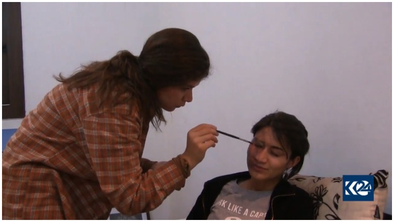 Dilara li Kobanê xwe fêrî makeupa sînameyê dike 