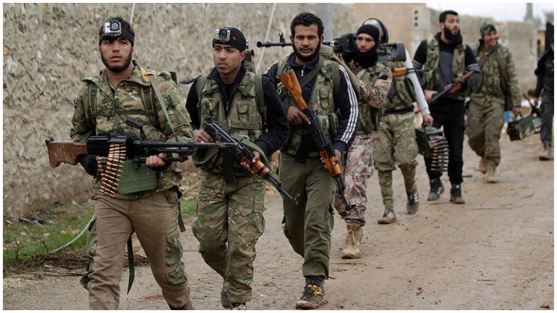 Efrîn.. Çekdar welatiyekî ligel otombîl û meyweyên wî direvînin 