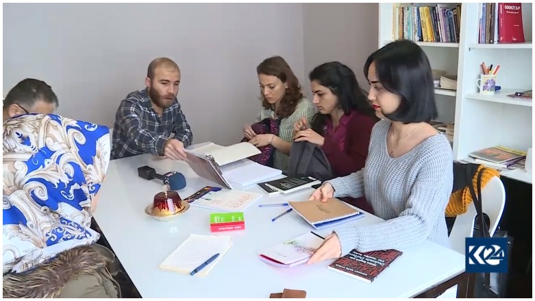 Li Stenbolê ciwan xwe fêrî zimanê Kurdî dikin