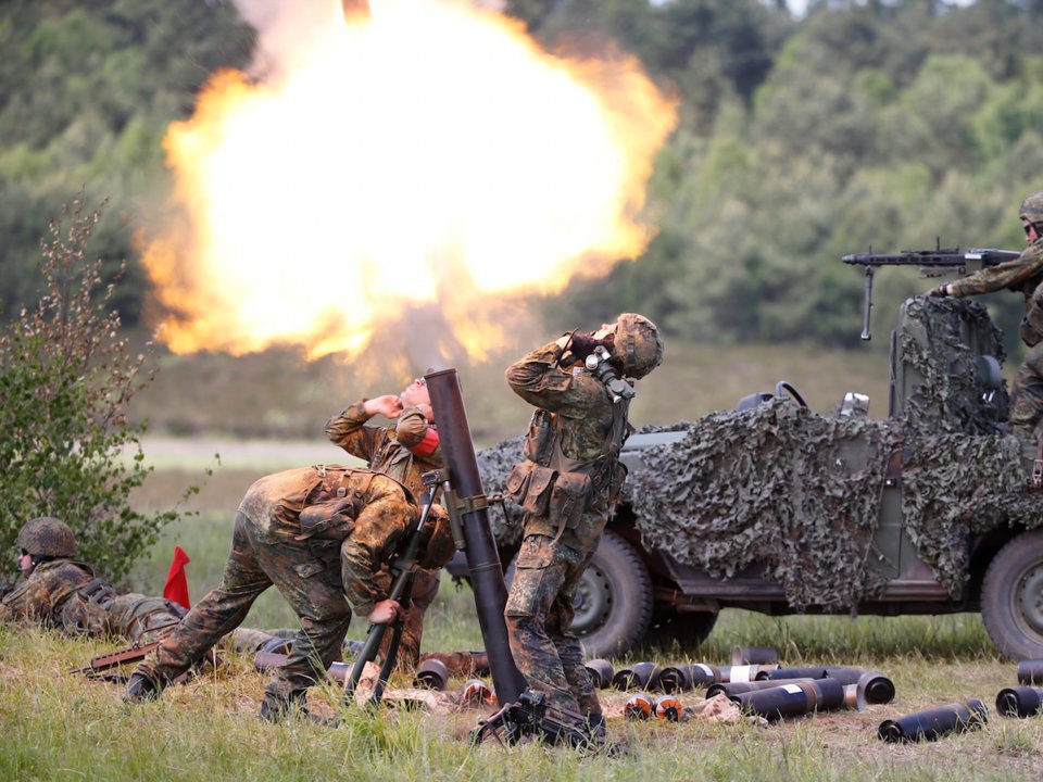 سربازان آلمان در یک مانور نظامی در منطقه برگن، 30 اردبیهشت 93