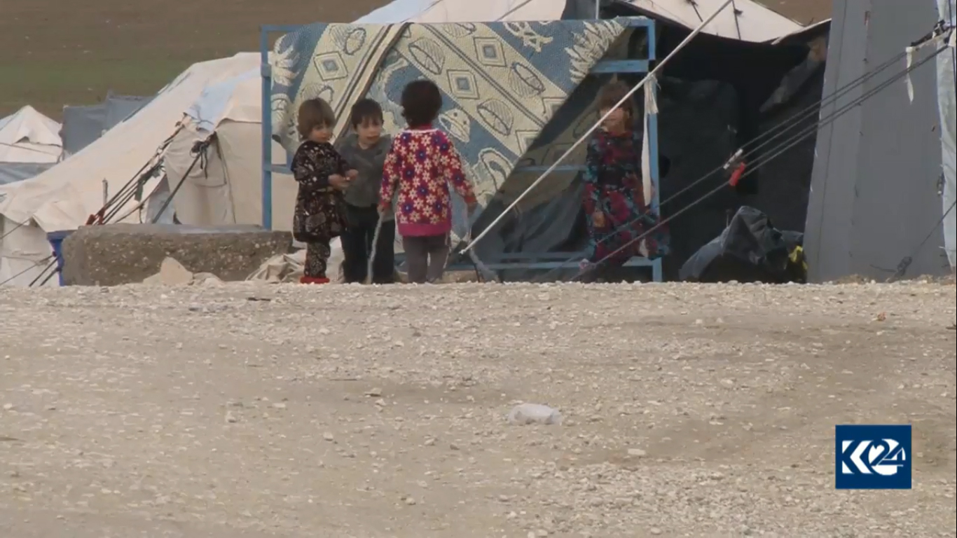 (بالصور) خوف وبرد وألغام وموت.. نازحو هجين في رحلة الى 