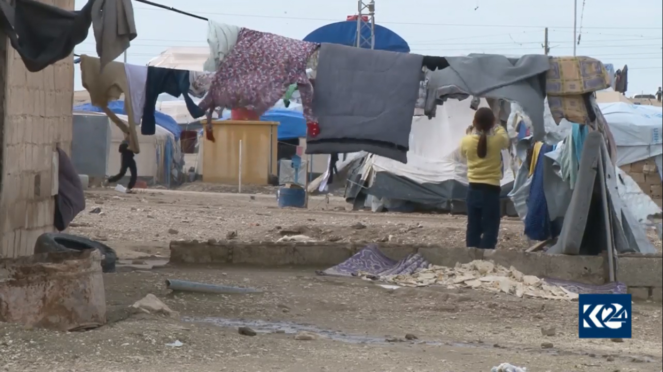 (بالصور) خوف وبرد وألغام وموت.. نازحو هجين في رحلة الى 