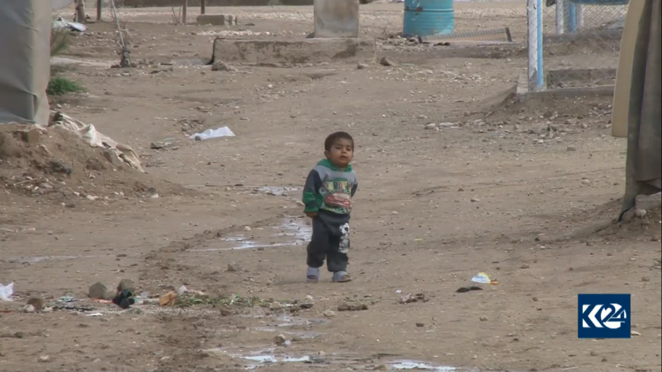 (بالصور) خوف وبرد وألغام وموت.. نازحو هجين في رحلة الى 