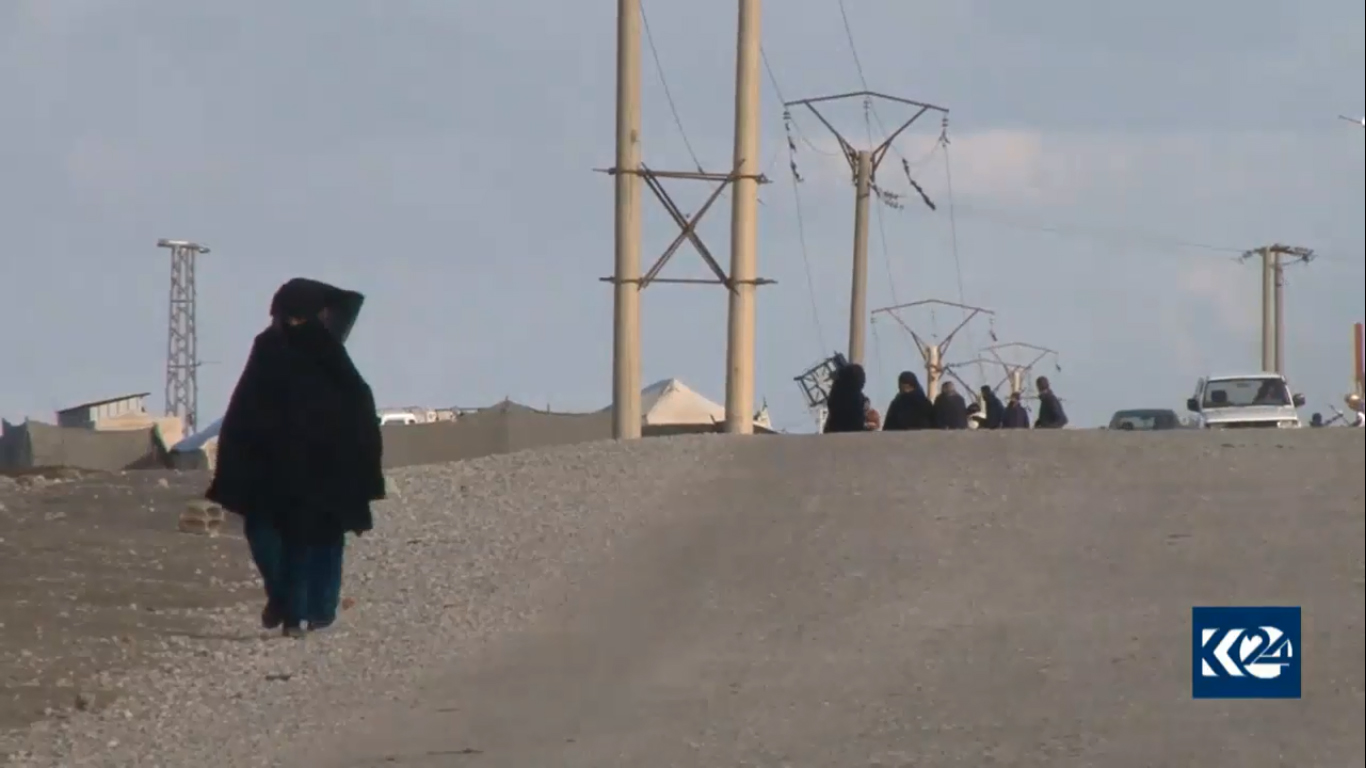 (بالصور) خوف وبرد وألغام وموت.. نازحو هجين في رحلة الى 