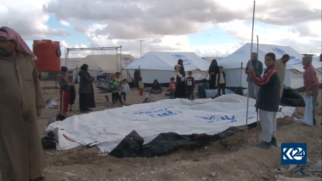 (بالصور) خوف وبرد وألغام وموت.. نازحو هجين في رحلة الى 