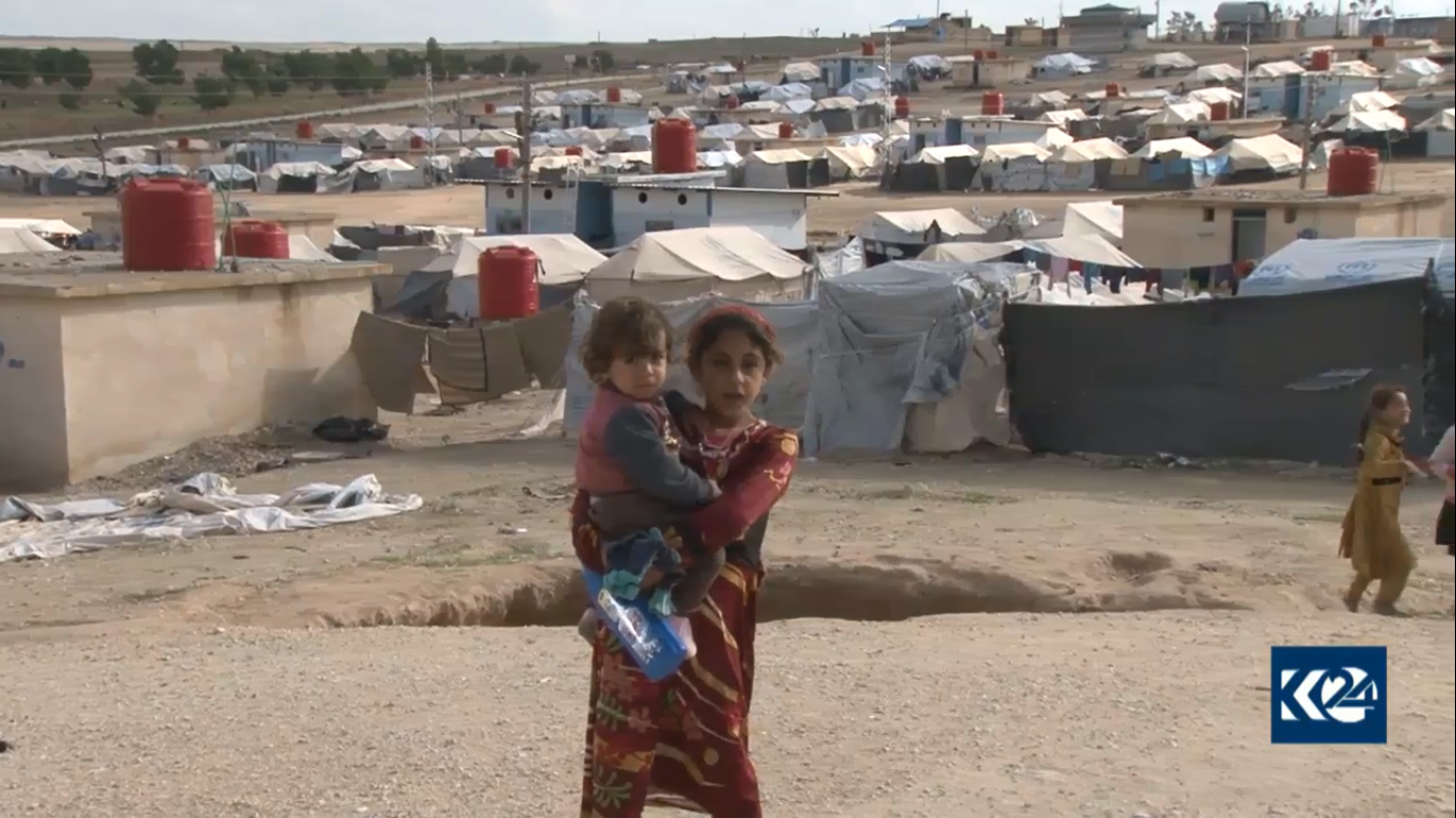 (بالصور) خوف وبرد وألغام وموت.. نازحو هجين في رحلة الى 