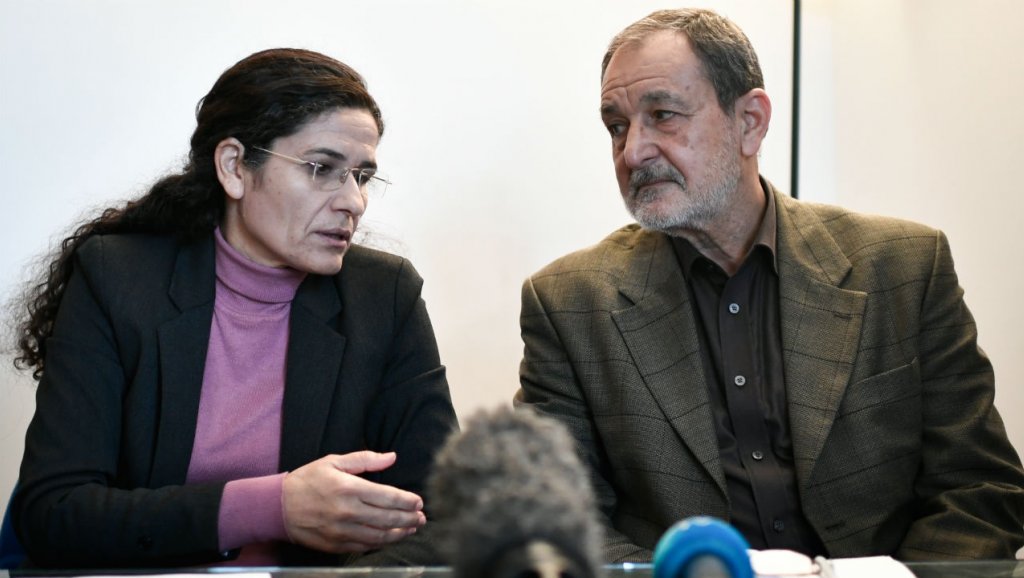 الهام احمد و ریاض درار، روسای مجلس دموکراتیک سوریه روز 30 آذر 97 پس از دیدار با مشاوران امانوئل ماکرون رئیس جمهور فرانسه، در یک کنفرانس خبری در پاریس شرکت کردند.