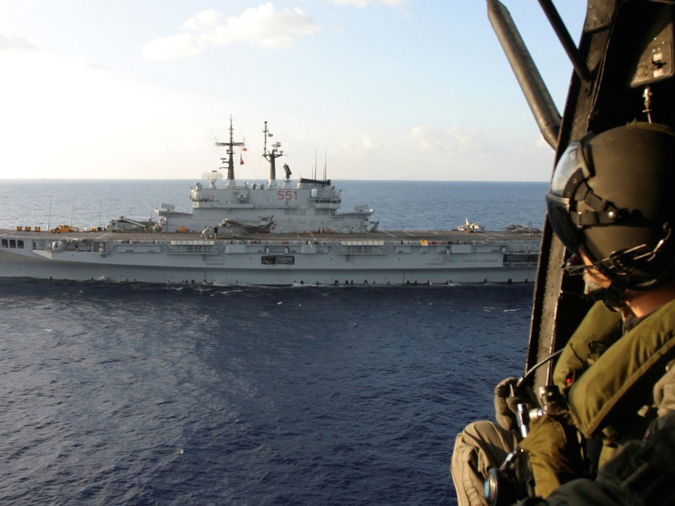 يك سرباز ایتالیایی در هلیکوپتر نظامی بر فراز یک ناو هواپیمابر این کشور در سواحل لبنان در نزدیکی لبنان، 9 مهر 1385