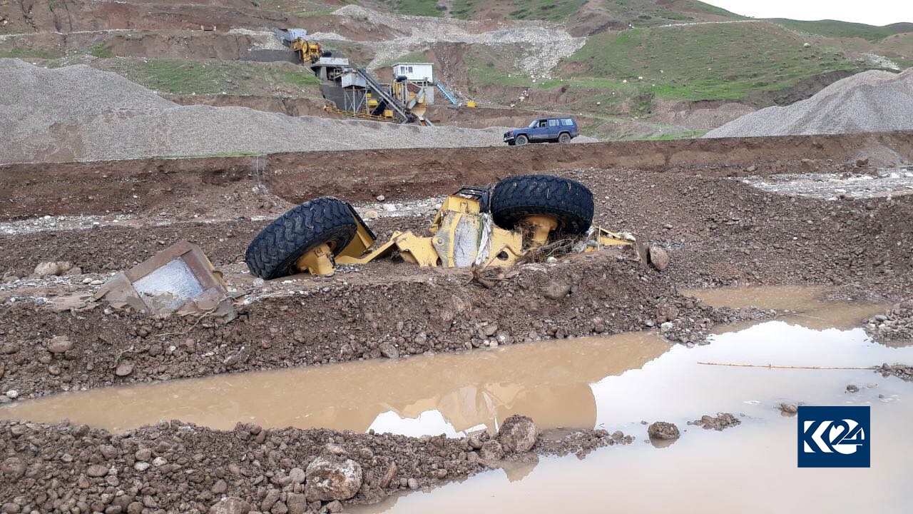 الفيضانات تجرف سيارات في دربنديخان