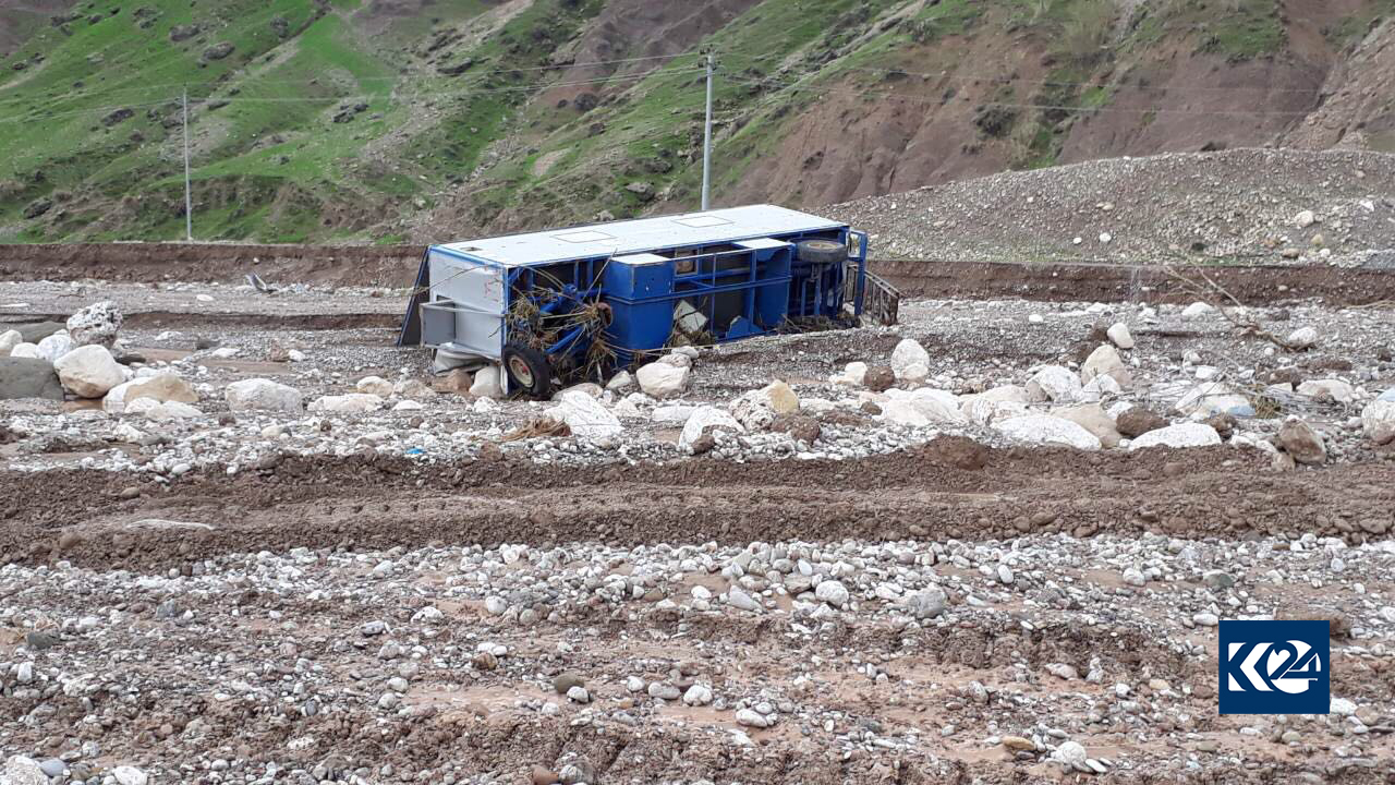 الفيضانات تجرف سيارات في دربنديخان