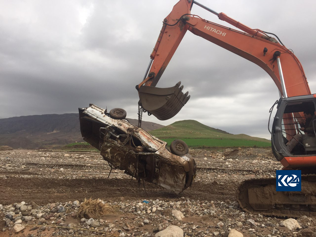 الفيضانات تجرف سيارات في دربنديخان