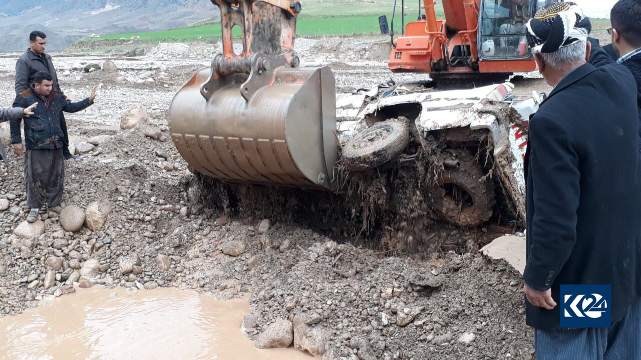 الفيضانات تجرف سيارات في دربنديخان