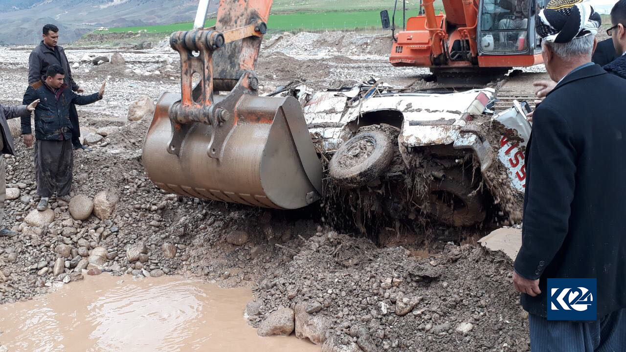 الفيضانات تجرف سيارات في دربنديخان