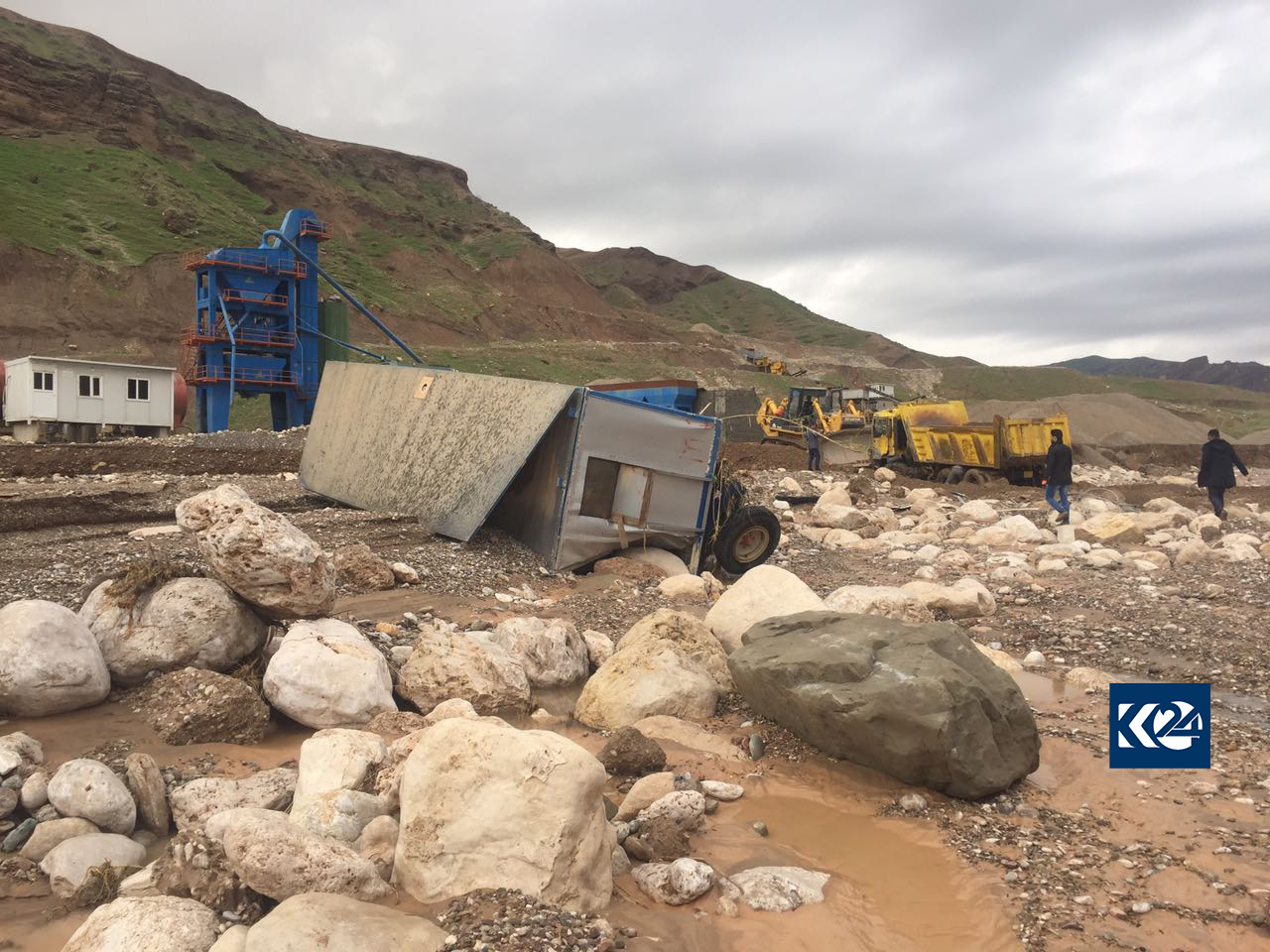 الفيضانات تجرف سيارات في دربنديخان