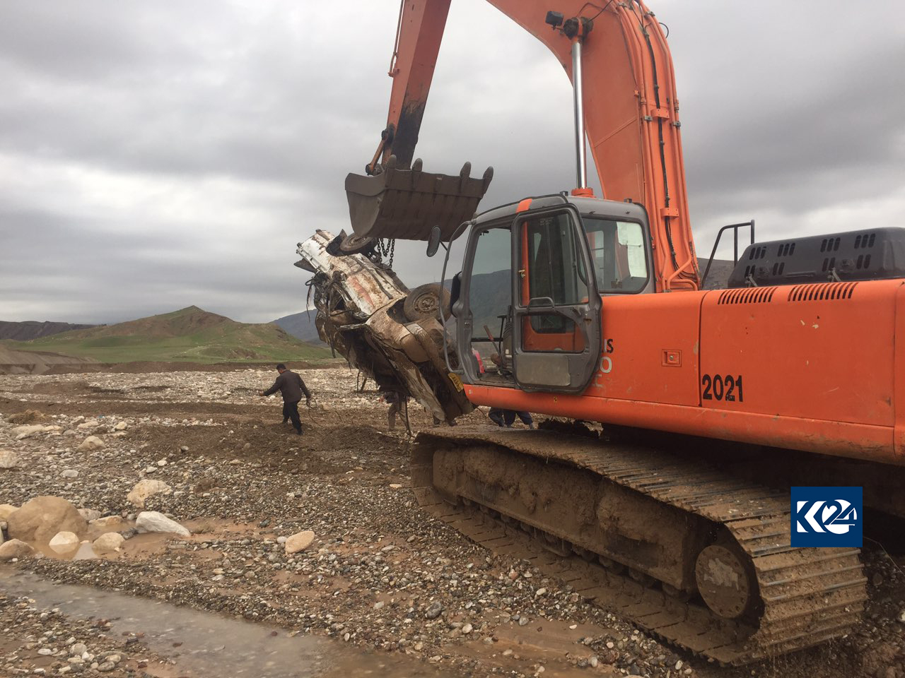 الفيضانات تجرف سيارات في دربنديخان