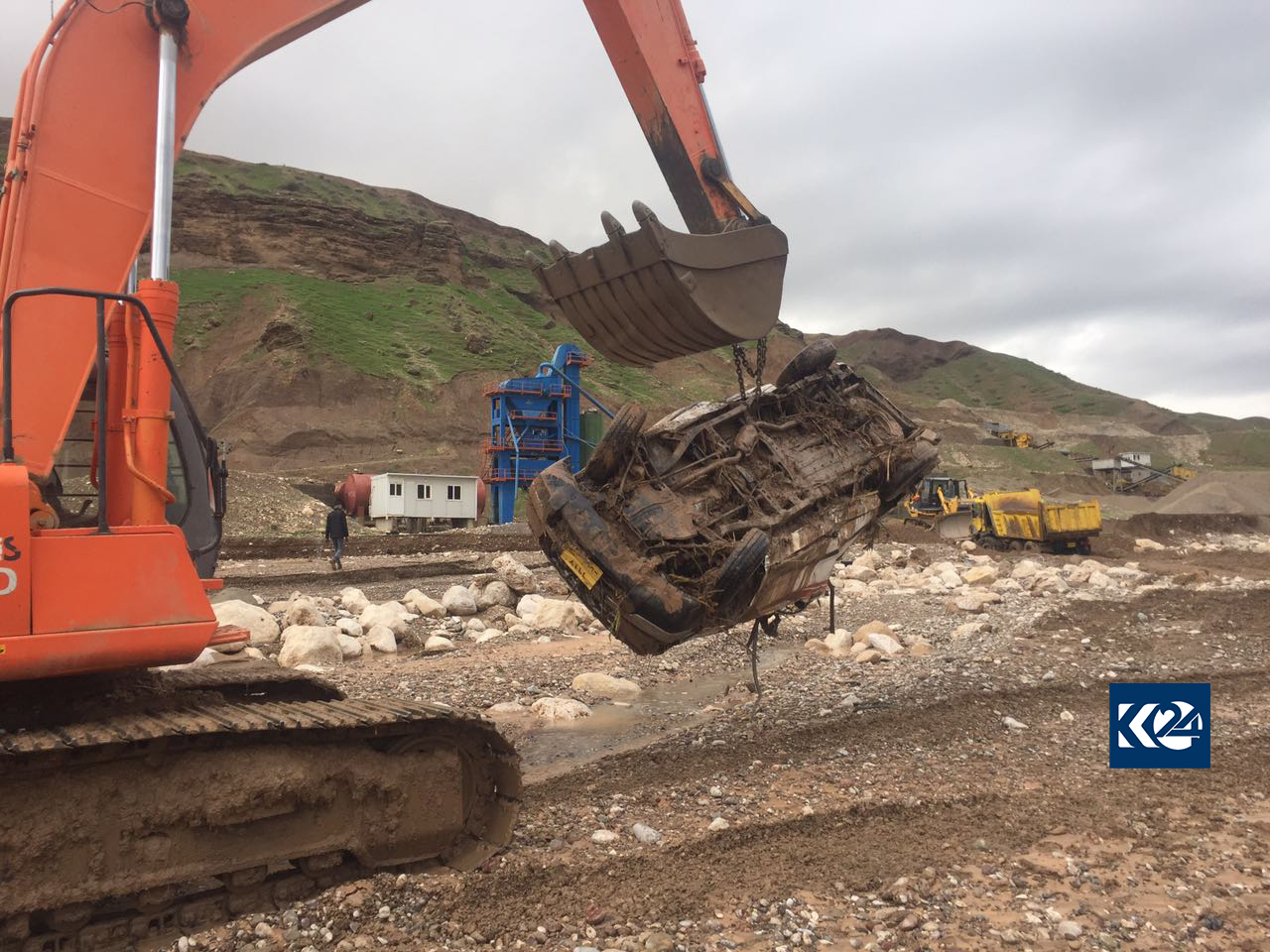 الفيضانات تجرف سيارات في دربنديخان