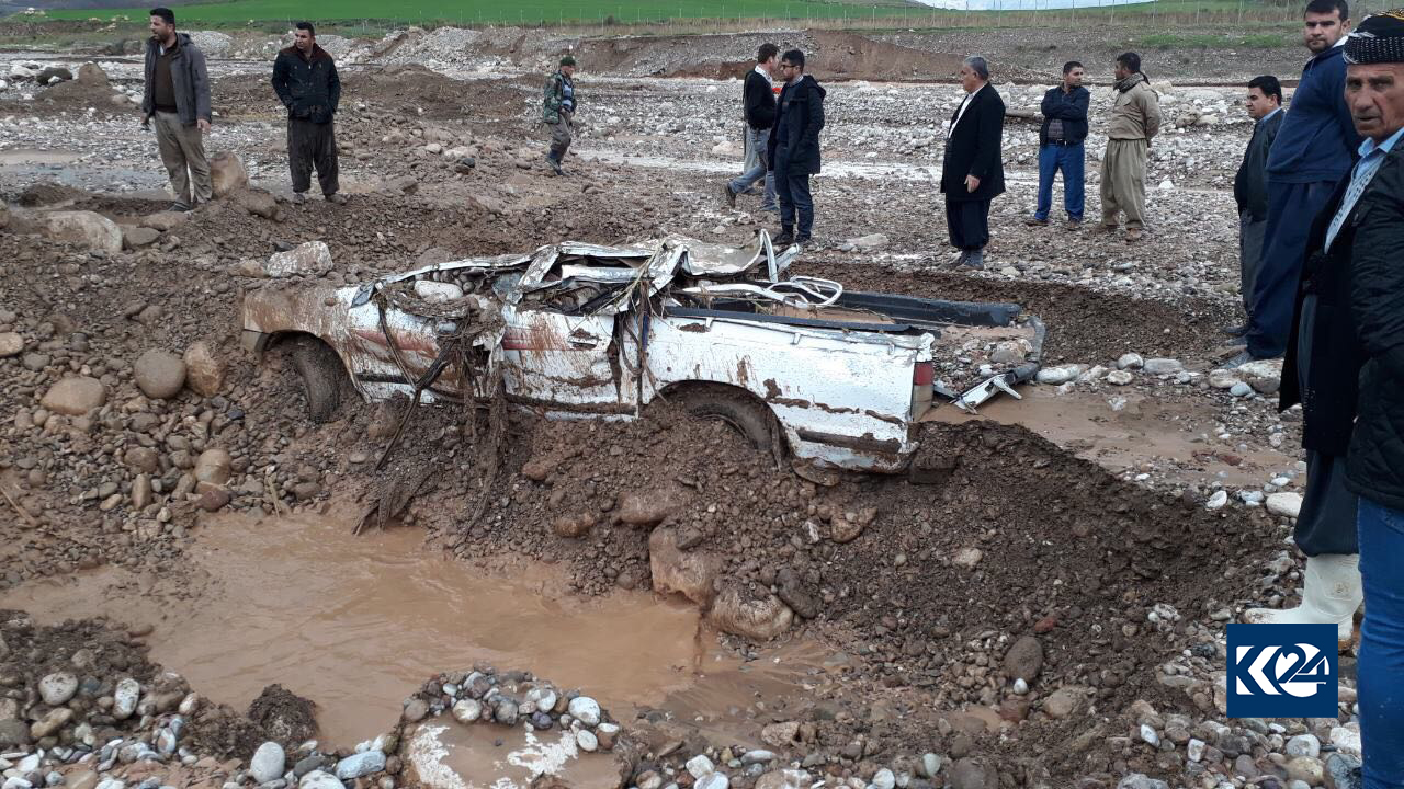 الفيضانات تجرف سيارات في دربنديخان