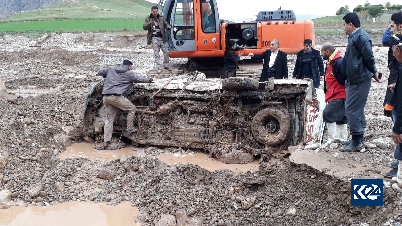 الفيضانات تجرف سيارات في دربنديخان