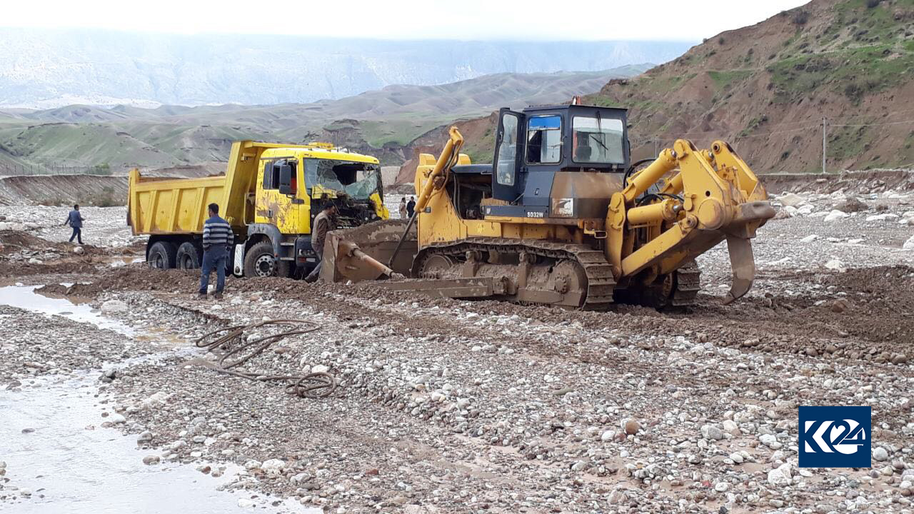 الفيضانات تجرف سيارات في دربنديخان