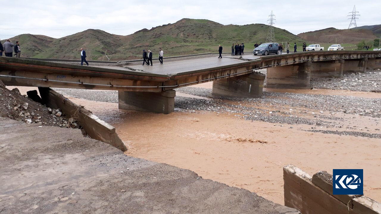 الفيضانات تجرف سيارات في دربنديخان