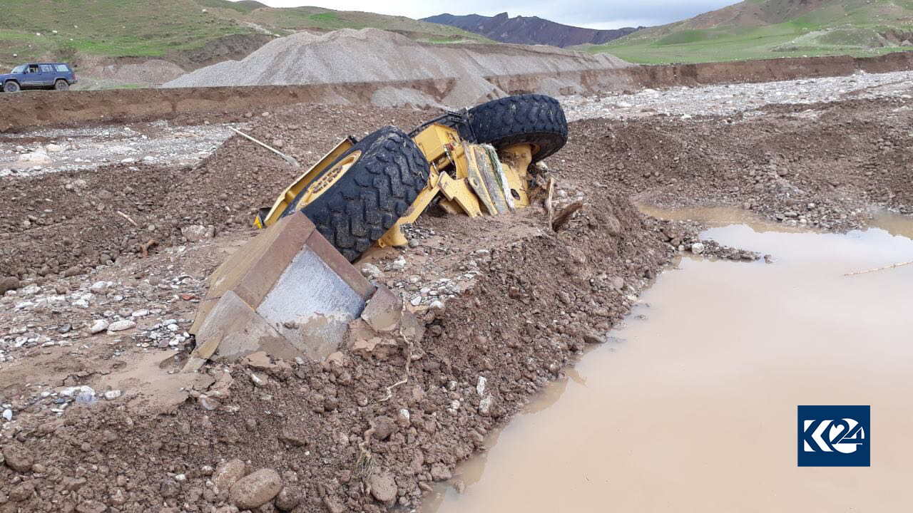 الفيضانات تجرف سيارات في دربنديخان