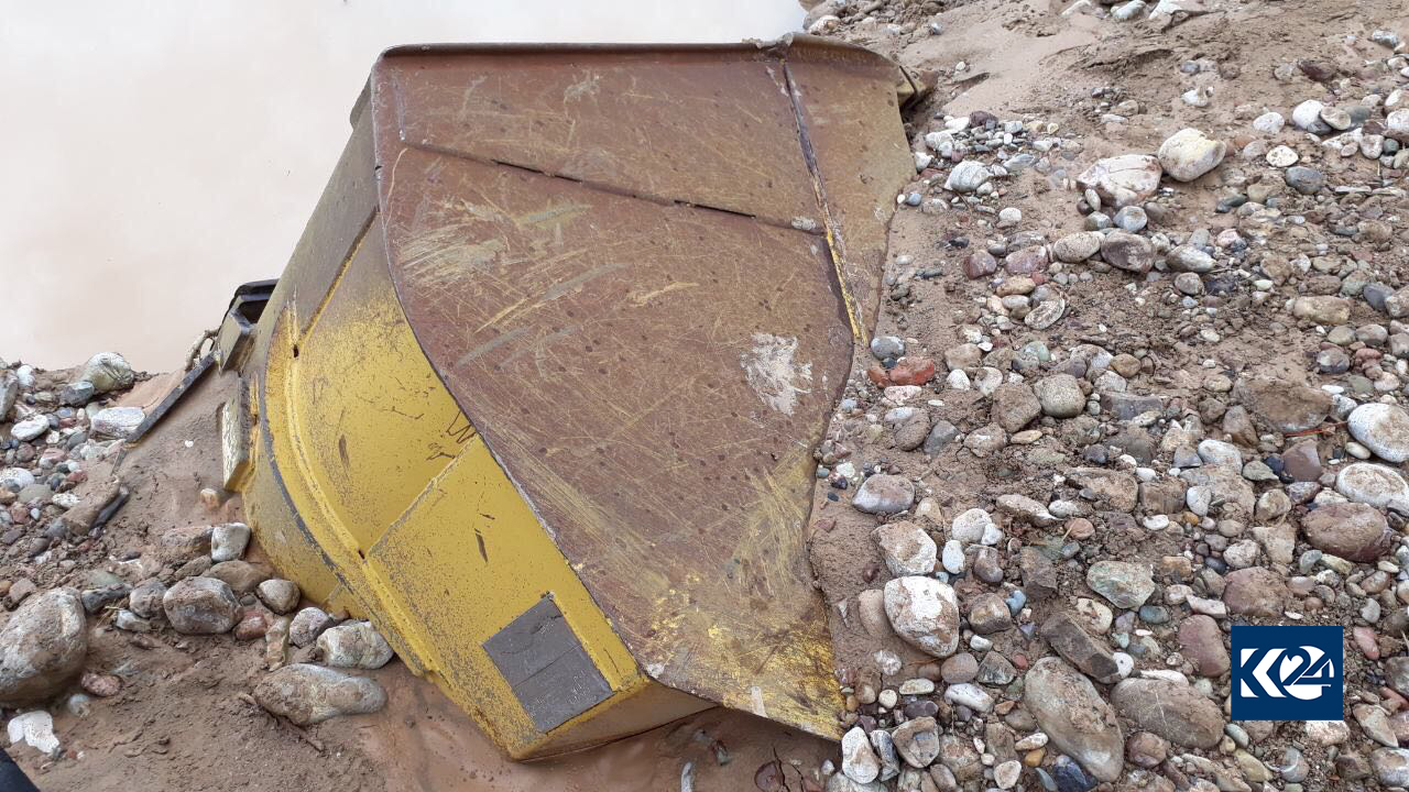 الفيضانات تجرف سيارات في دربنديخان