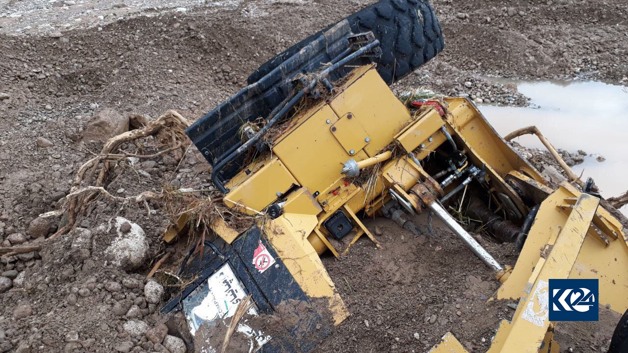 الفيضانات تجرف سيارات في دربنديخان