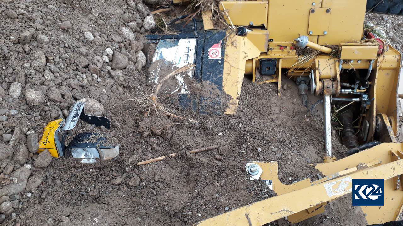 الفيضانات تجرف سيارات في دربنديخان