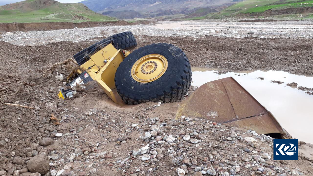 الفيضانات تجرف سيارات في دربنديخان