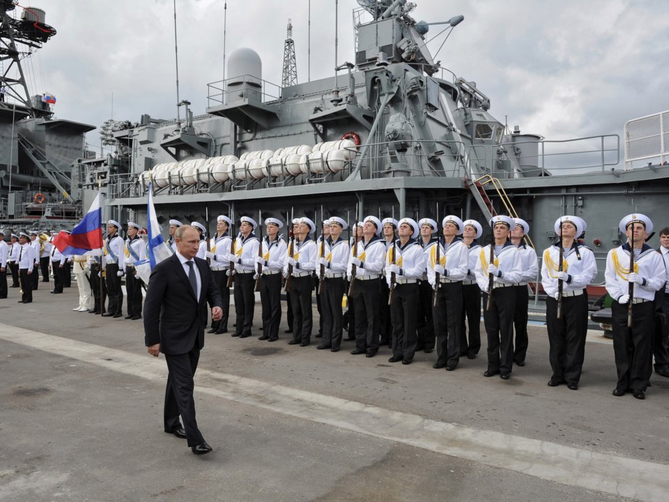 ولادیمیر پوتین رئیس جمهور روسیه در بازدید از نیروی دریایی این کشور، ا مهر 1393
