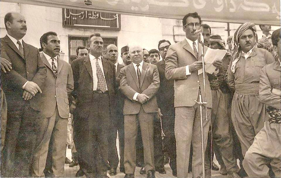  یه‌كی ئایاری 1971 به‌رده‌م بینایه‌ی پاریزگای هه‌ولێر. سه‌عید یه‌حیا وته‌ی مه‌كته‌بی كریكاران و جوتیاران ده‌خوێنێته‌وه‌