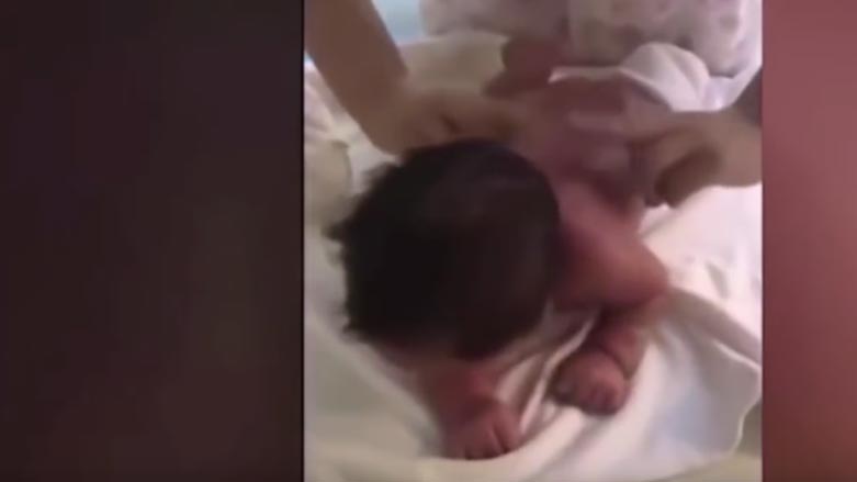 ڤيديۆ.. كۆرپه‌يه‌كى 23 رۆژه‌ بانگى دايكى ده‌كات