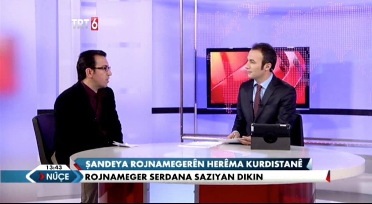 توران ئاكتاش له‌ كاتی میوانداریكردنی نووره‌دین وه‌یسی، دامه‌زرێنه‌ر و به‌ڕێوه‌به‌ری دامه‌زراوه‌ی كوردستان 24 له‌ ستۆدیۆی TRT 6