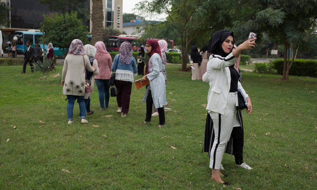 طلبة جامعيون يلتقون صور السيلفي (صورة: الغارديان)