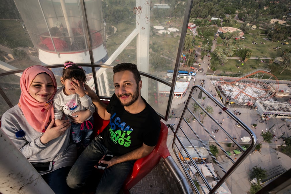في عطلة نهاية الاسبوع، تتوجه الاسر الى منتزه الزوراء في بغداد (صورة: الغارديان)
