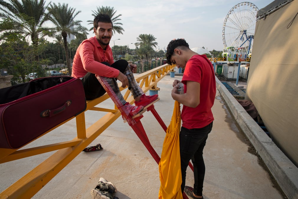 محمد سمير هو عضو في فريق يقدم عروضاً للاطفال في متنزه الزوراء (صورة: الغارديان)