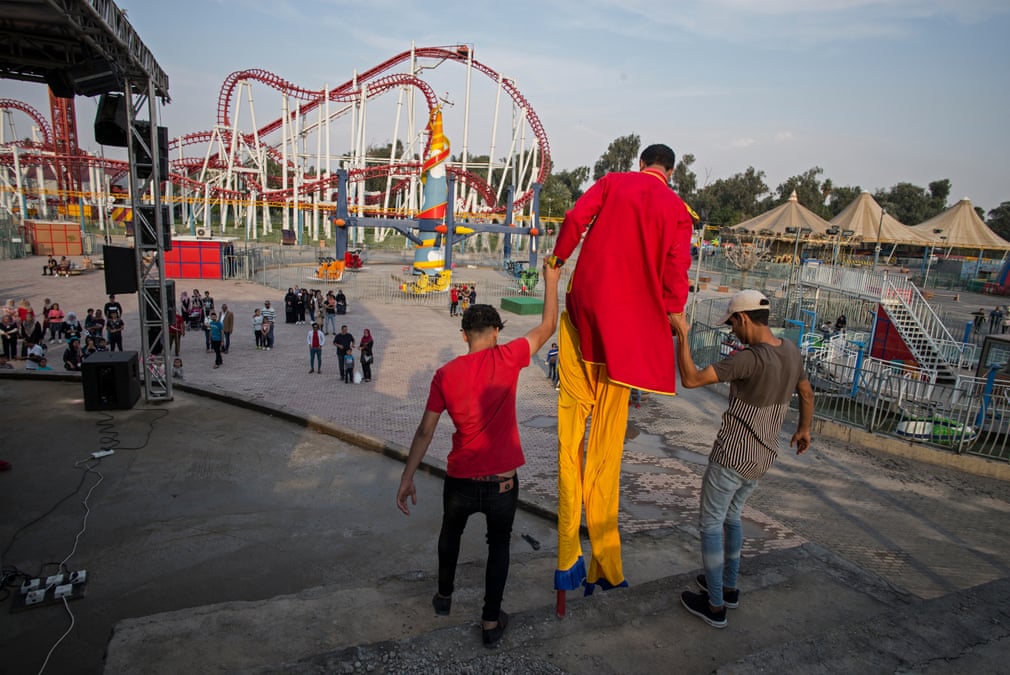 يرتدي سمير الركائز استعدادا لترفيه الاطفال (صورة: الغارديان)
