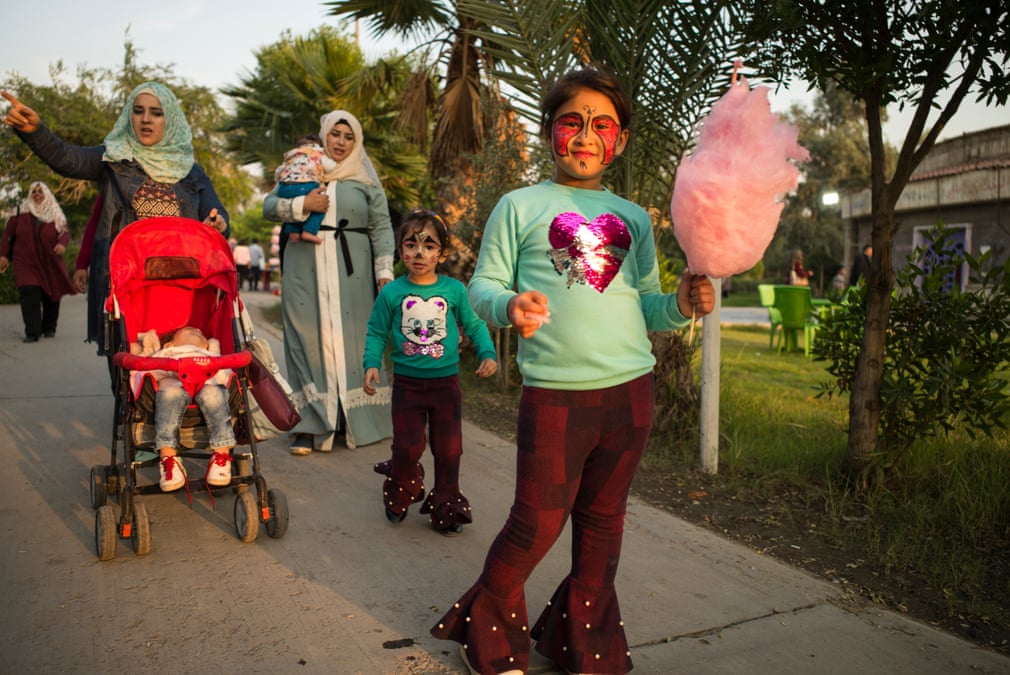 طفلة تتناول غزل بنات في المتنزه (صورة: الغارديان)