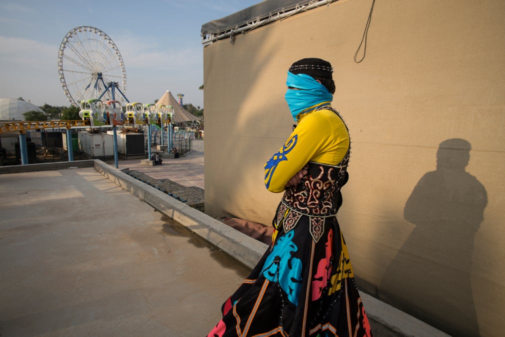 احد الراقصين مستعداً لاعتلاء المسرح (صورة: الغارديان)