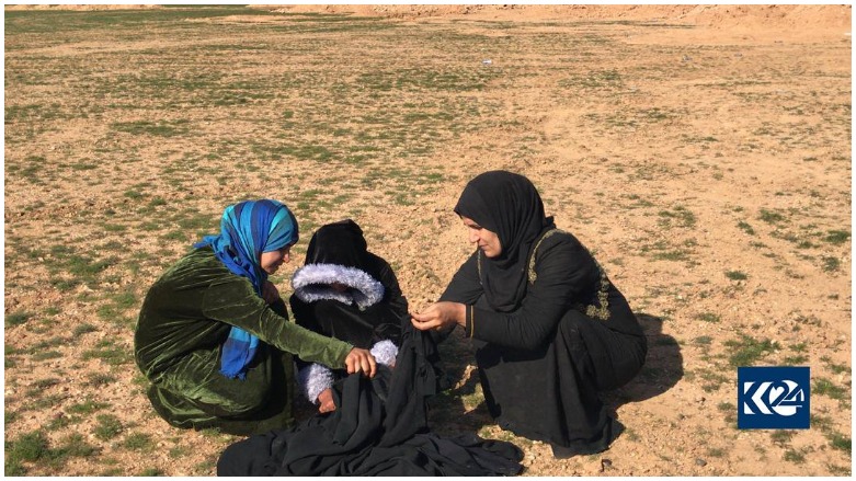 Jinên Kurd ên Êzidî cilên reş yên DAIŞê dişewitînin